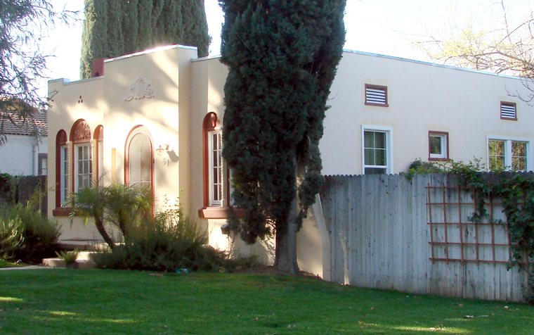 Local exterminator treating the exterior perimeter of a Hawthorne home